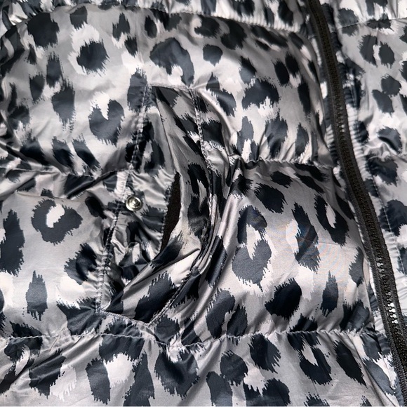 Old Navy puffy coat medium black and‎ gray leopard print - Picture 7 of 8